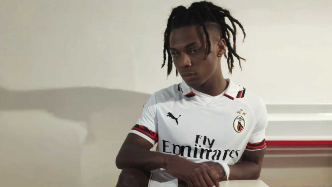 AC Milan Lança Nova Camisa Alternativa com Rafael Leão em Destaque